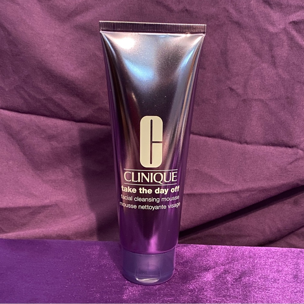 NEW Clinique Skincare Set with Hexagonal Pouch - Picture 2 of 7